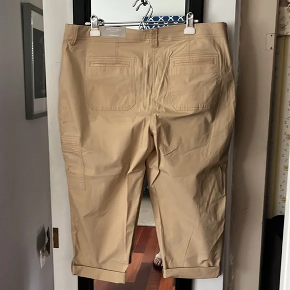 Chicos tan, summer weight cargo cropped pants with elastic material. - Picture 4 of 5